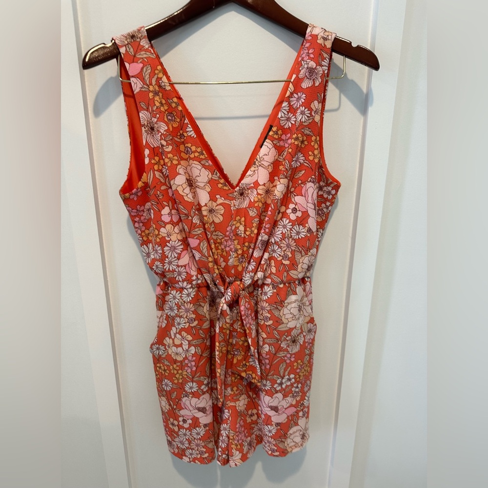 Lily Rose Coral Romper - Lined with pockets.
Juniors Sz Small